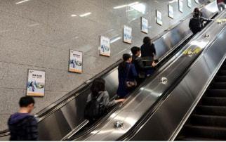 上海地鐵廣告投放中心,上海地鐵樓梯貼廣告代理及投放價格